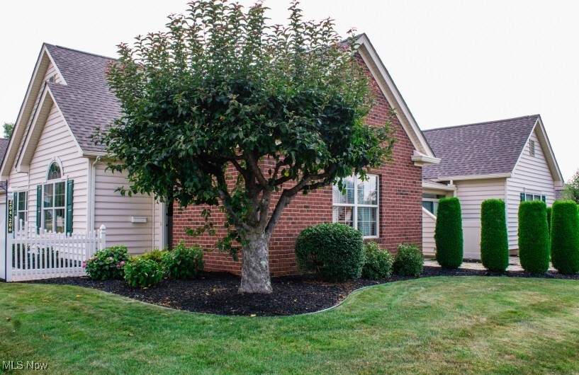 Property Photo:  204 Village Court  OH 44408 