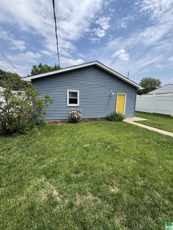 Property Photo: 614 S Westcott St IA 51106