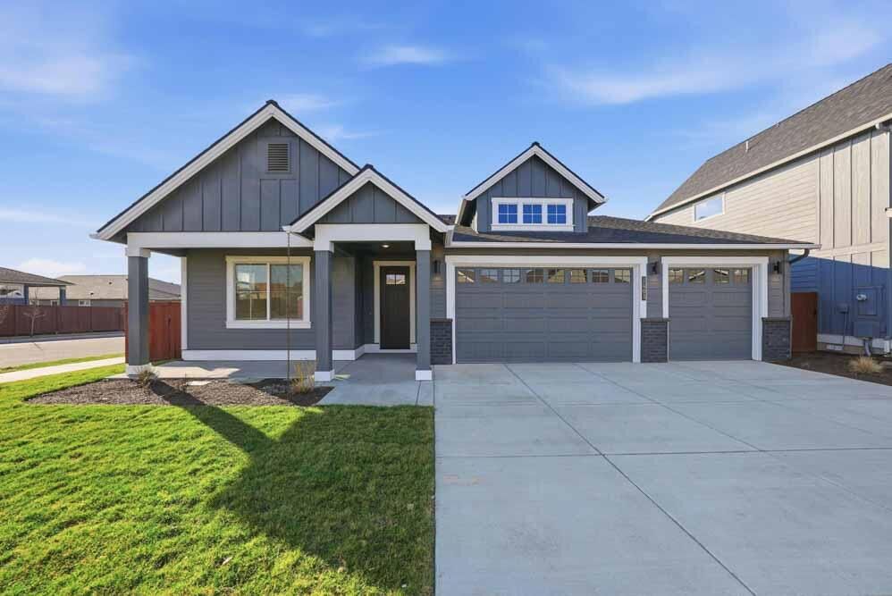 Property Photo:  1403 NE Whistle Way  OR 97754 