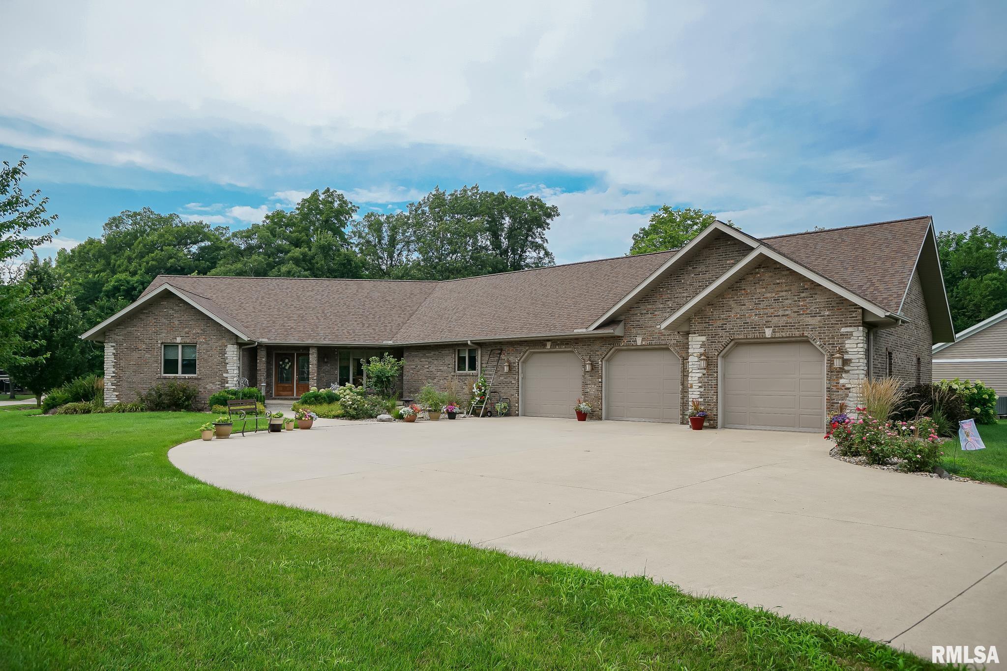 Property Photo:  300 Oak Valley Drive  IL 61742 
