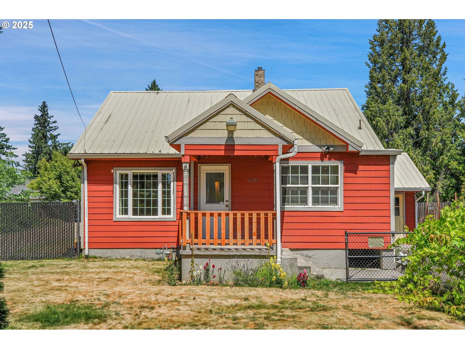 Property Photo:  6511 SE Needham St  OR 97222 