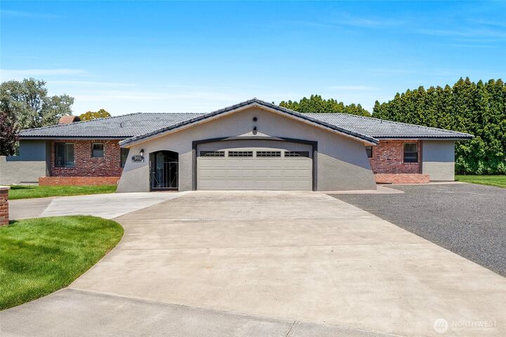 Property Photo:  905 S Laguna Drive  WA 98837 