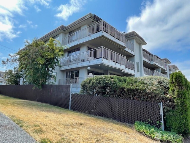Property Photo: 200 Second Avenue N 104 WA 98020