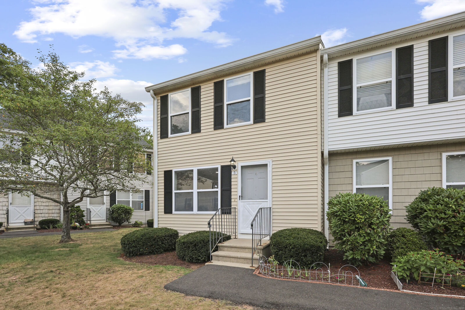 Property Photo:  5 Holly Lane 5  CT 06033 