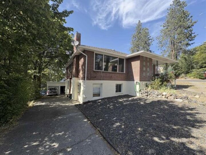 Property Photo: 820 / 828 W 11th Ave WA 99204