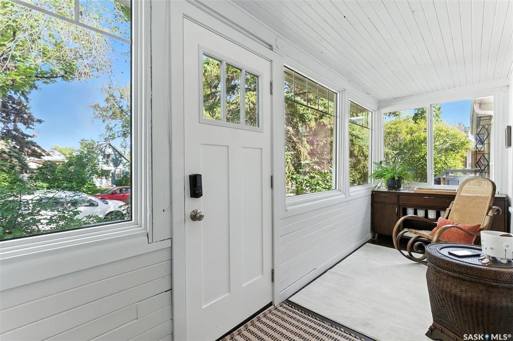 Property Photo:  923 I Avenue S  SK S7M 1Z5 