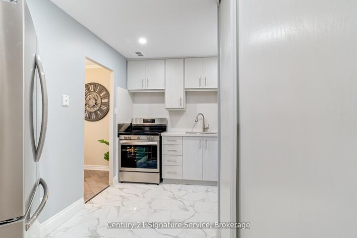 Property Photo: 2001 Bonnymede Drive 15 ON L5J 4H8