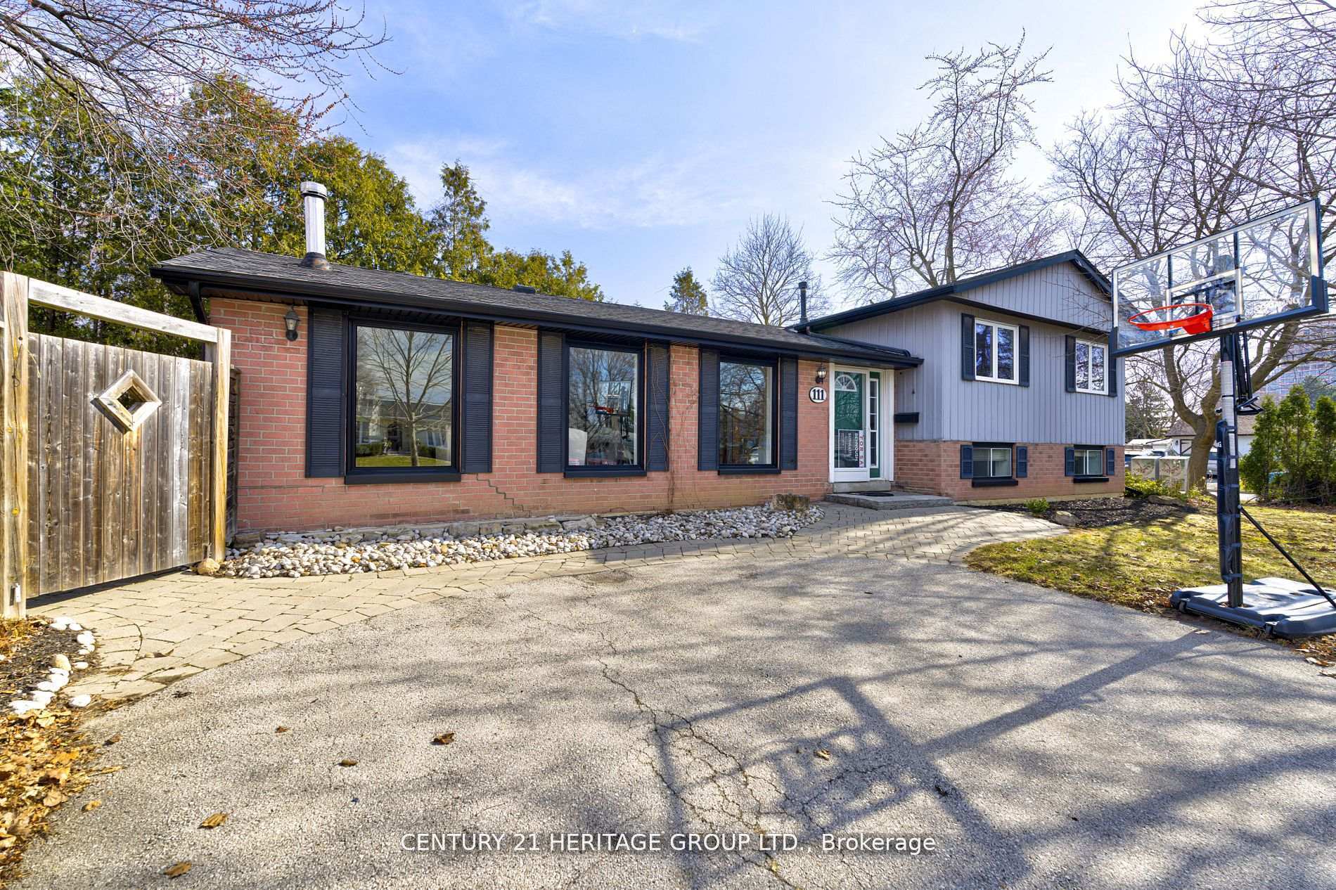 Photo de la propriété:  111 Lorne Scots Drive  ON L9T 2Z5 