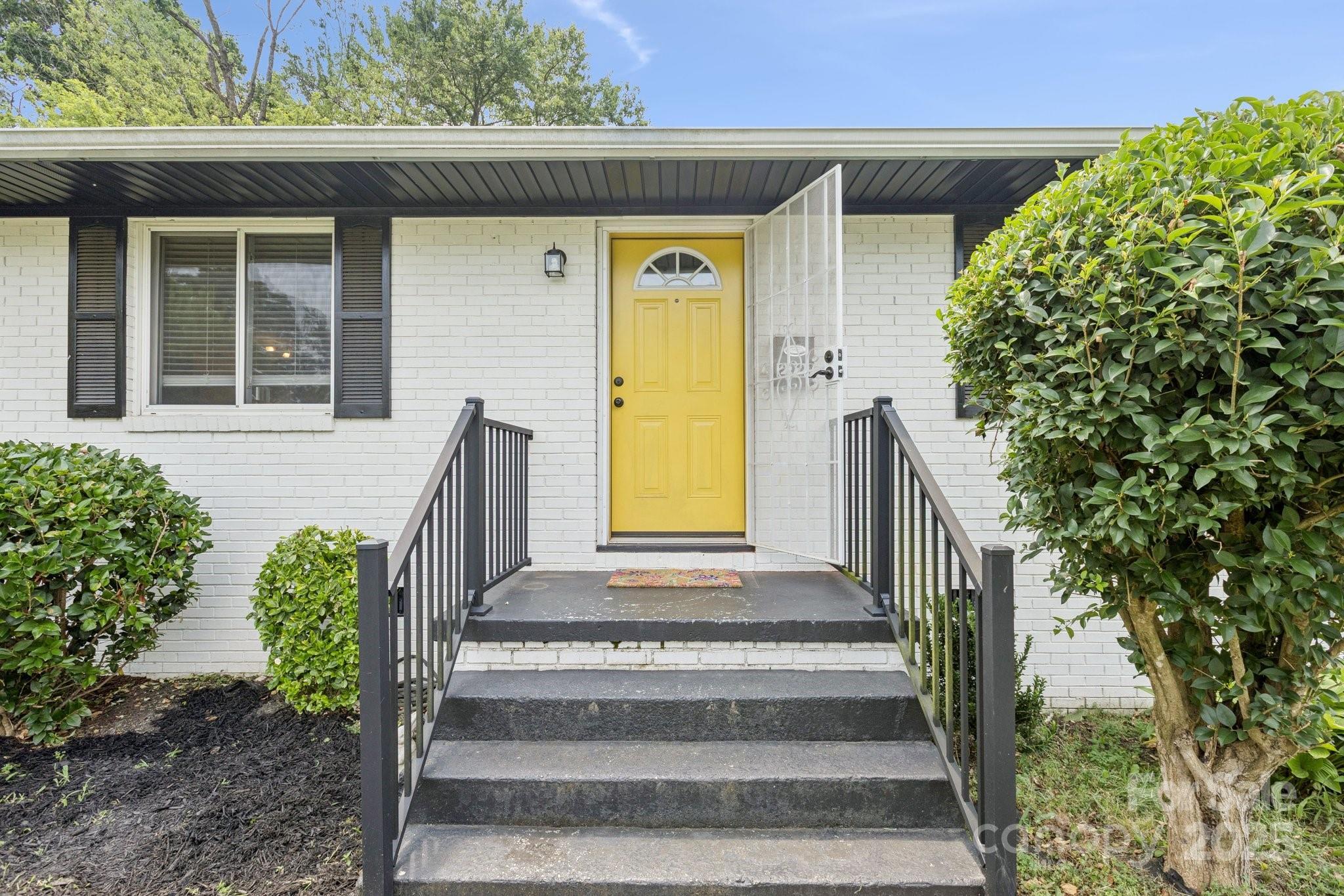 Property Photo:  2927 Southwest Boulevard  NC 28216 