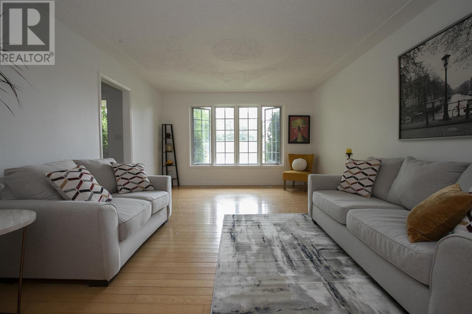 Photo de la propriété: 46 Mary Ave ON P6B 5Y5