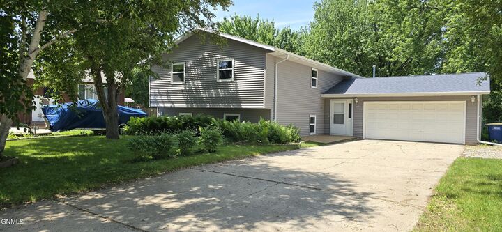 Property Photo: 703 7th Street NW ND 58401