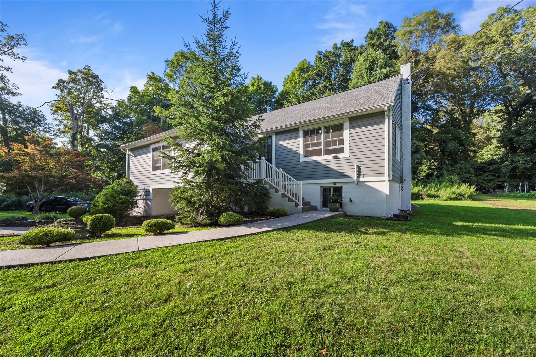 Property Photo:  2194 Maple Avenue  NY 10567 