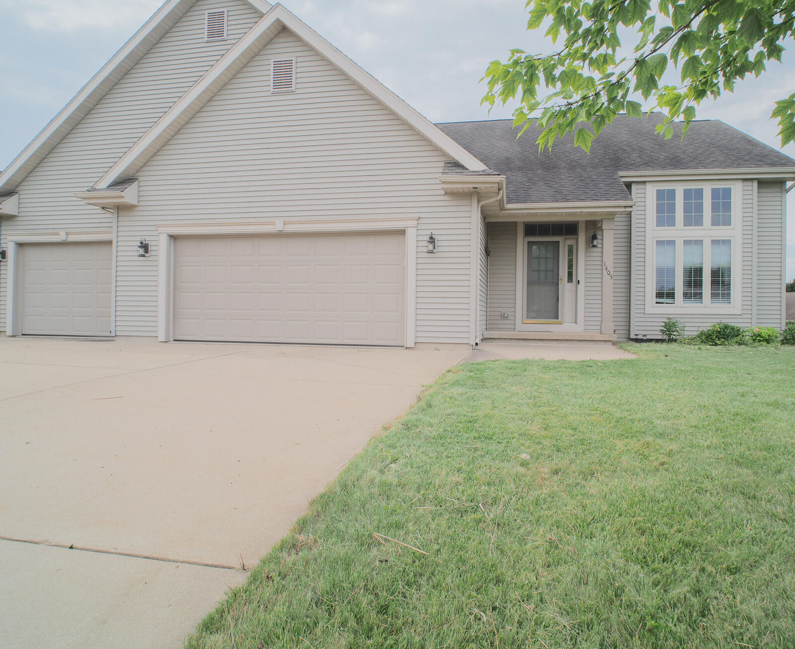 Property Photo: 1405 Stoneridge Dr WI 53098