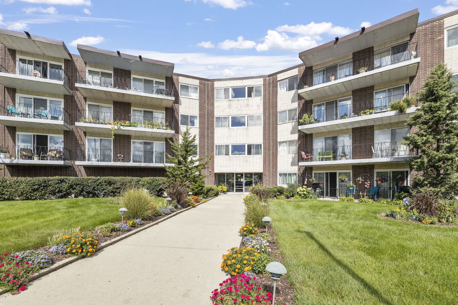 Property Photo: 5540 Walnut Avenue 15B IL 60515