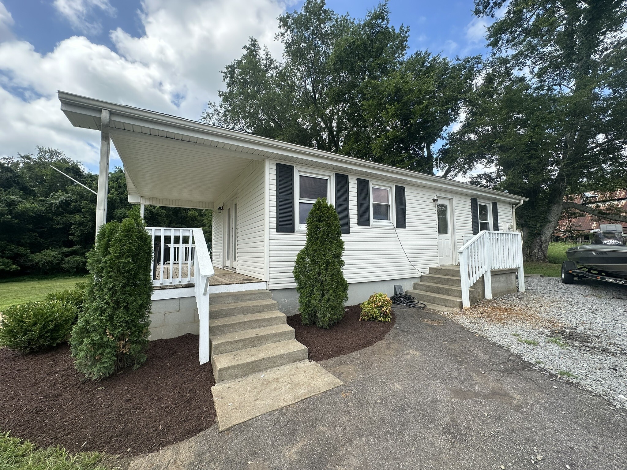 Property Photo:  2039 W Jefferson Pike  TN 37129 
