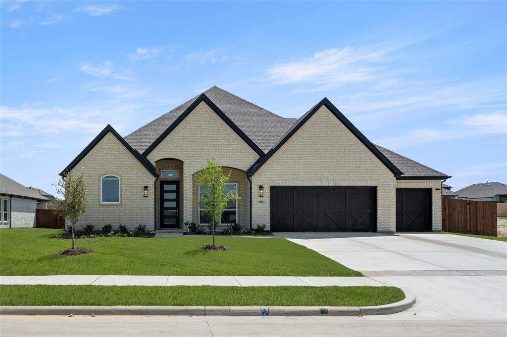 Property Photo: 1814 Briarwood TX 76065