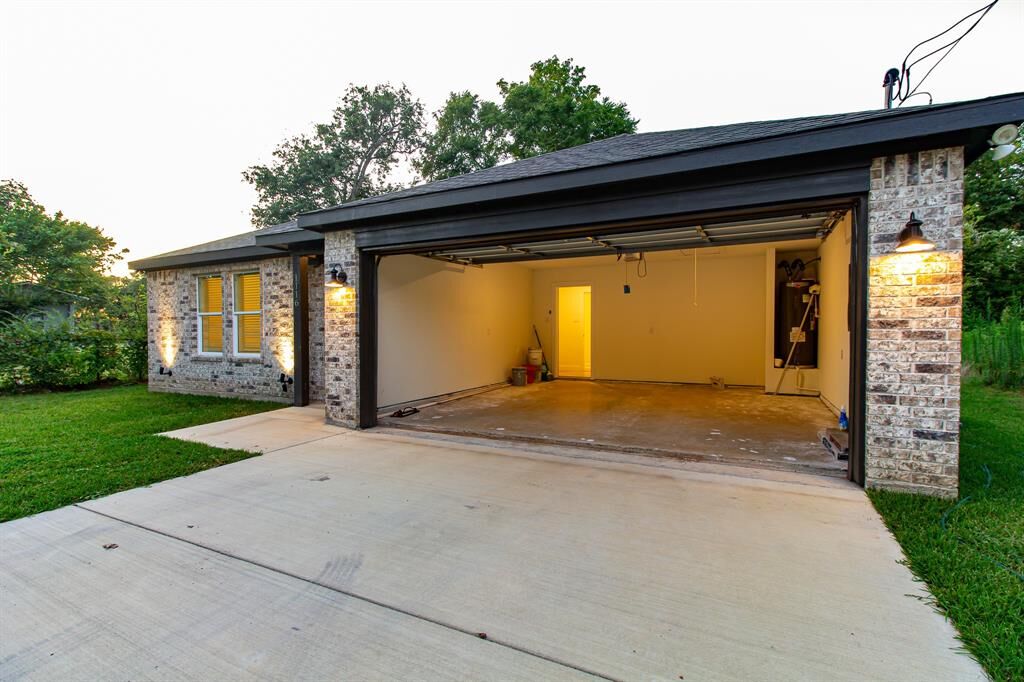 Property Photo:  1116 Kingsway  TX 75143