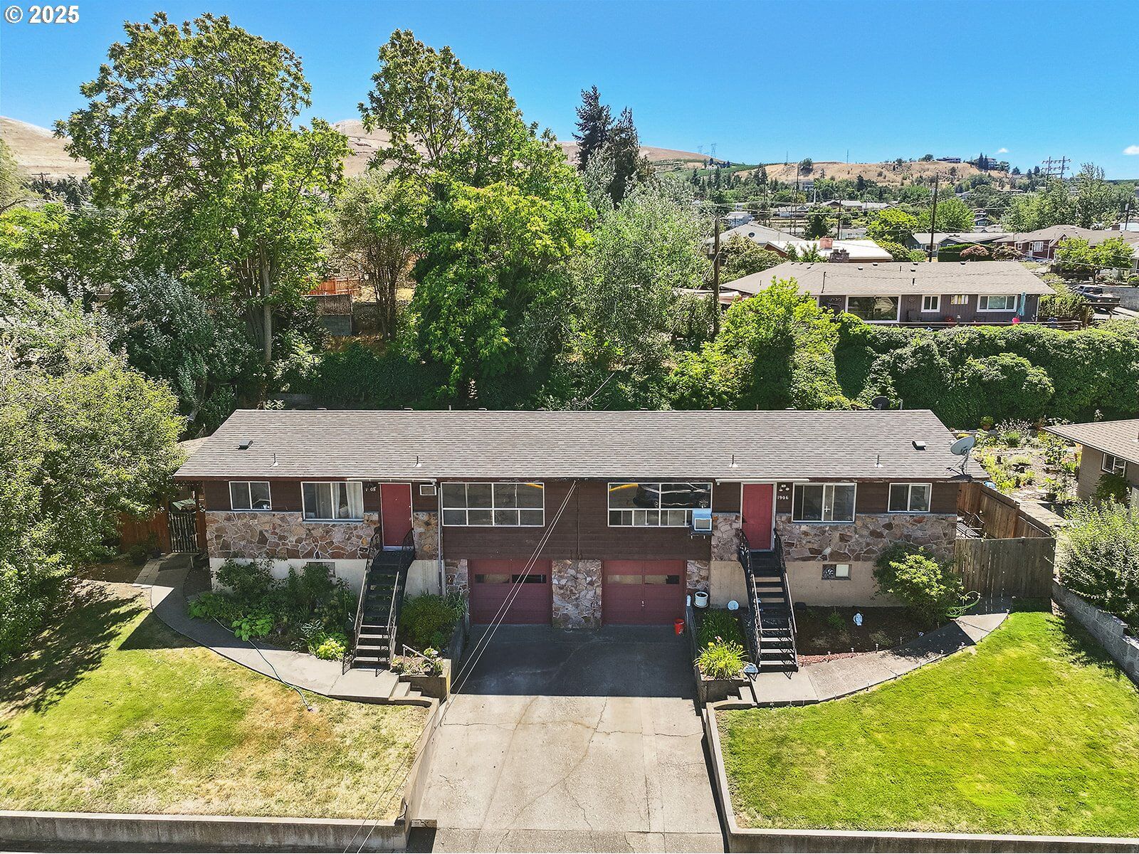 Property Photo:  1906 E 10th St  OR 97058 