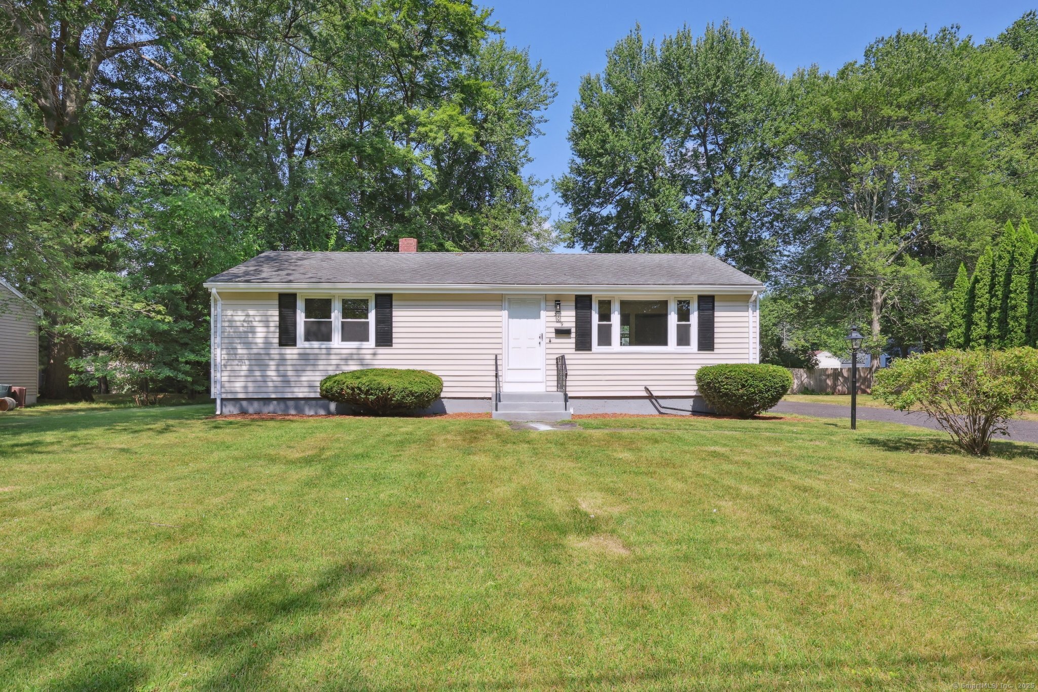 Property Photo:  309 Connecticut Avenue  CT 06111 
