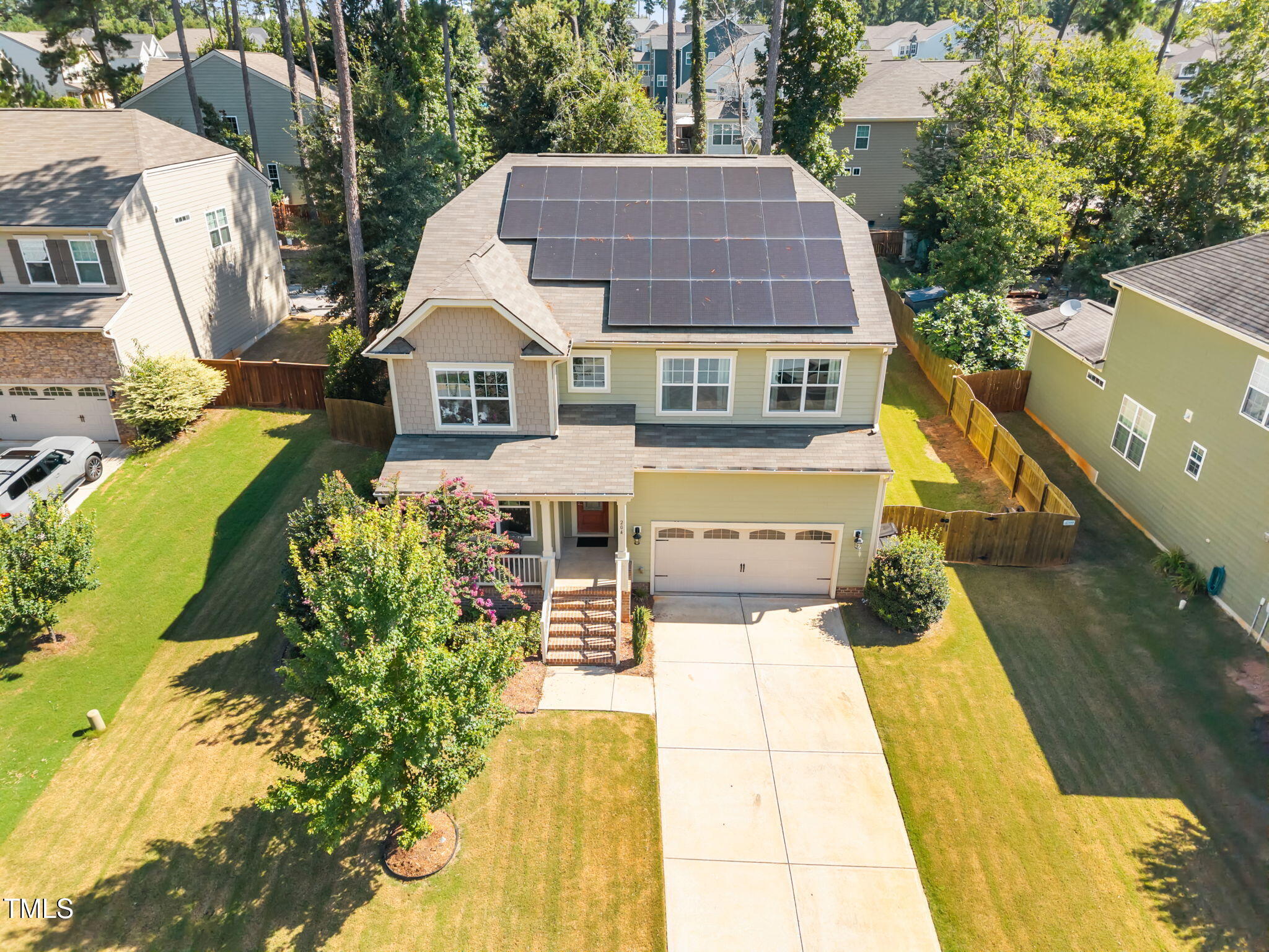 Property Photo: 204 Horncliffe Way NC 27540