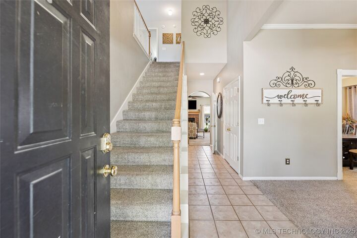 Property Photo:  1424 N Yellowood Avenue  OK 74012 