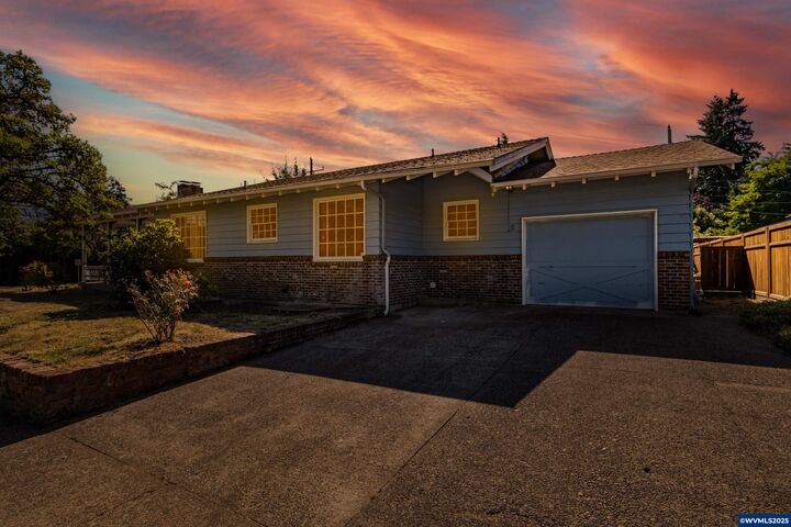 Property Photo: 1100 NW Dixon St OR 97330