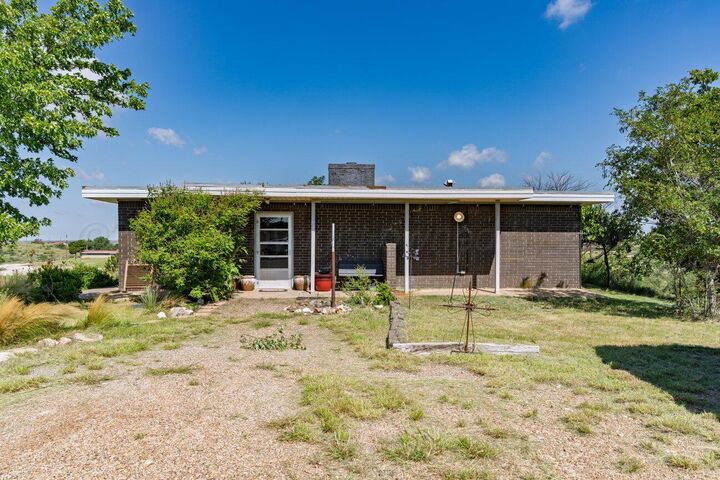 Property Photo: 912 Hillside Drive TX 79036