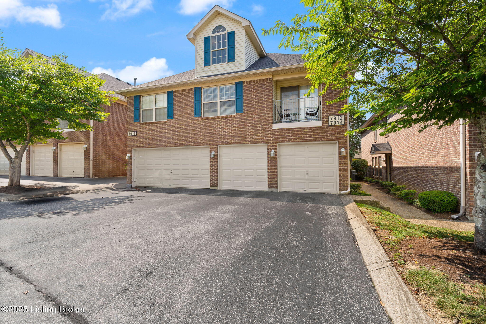 Property Photo: 7912 Grand Cascade Dr KY 40228