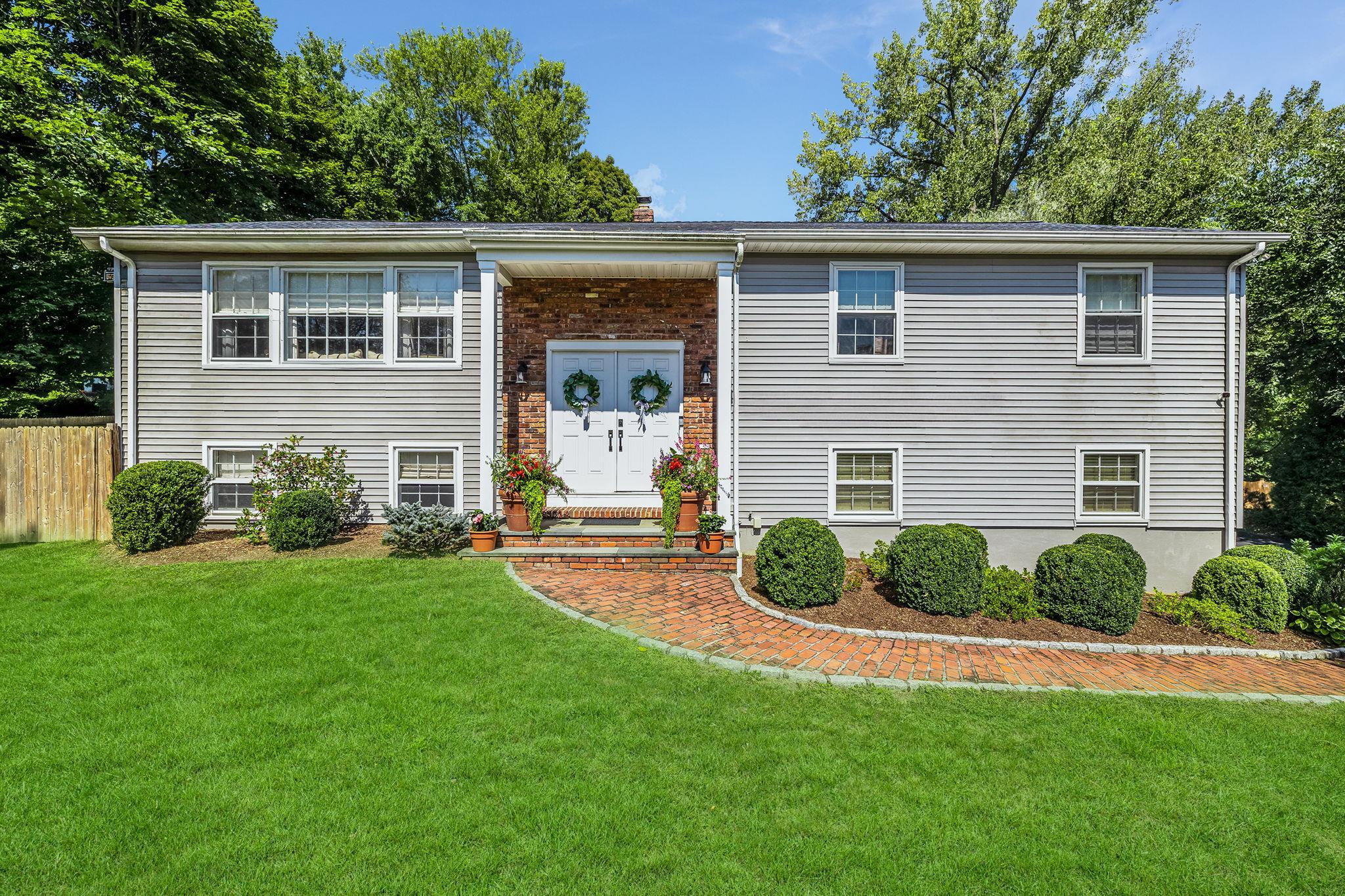 13 Robin Hood Road  Bedford Hills NY 10507 photo