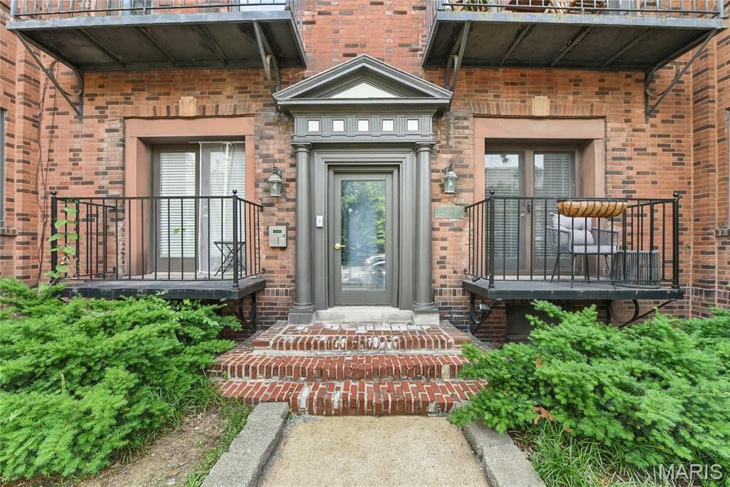 Property Photo:  10 N Taylor Avenue #1S  MO 63108 