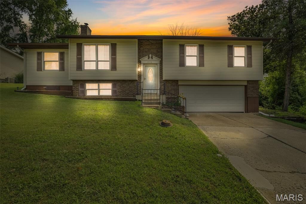 Property Photo:  2110 Devonshire Drive  MO 63052