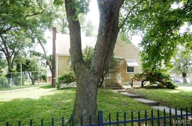 Property Photo:  700 Pershing Street  IL 62203 