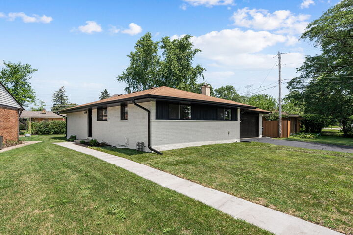 Property Photo: 300 Lance Drive IL 60016