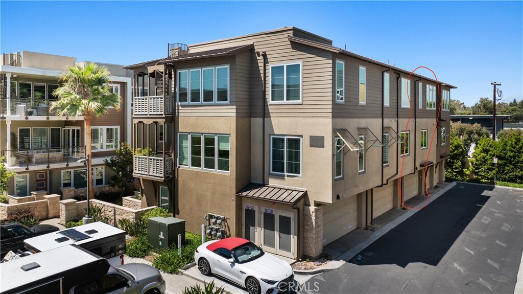 Property Photo:  985 Doheny Way  CA 92629 