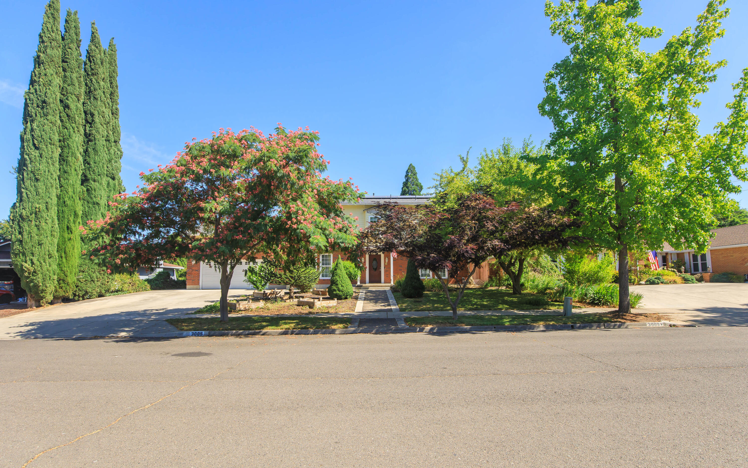 Property Photo: 3005 El Dorado Drive OR 97504