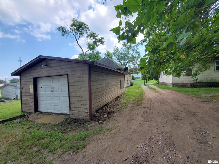 Property Photo:  302 W Pecan Street  IL 62901 