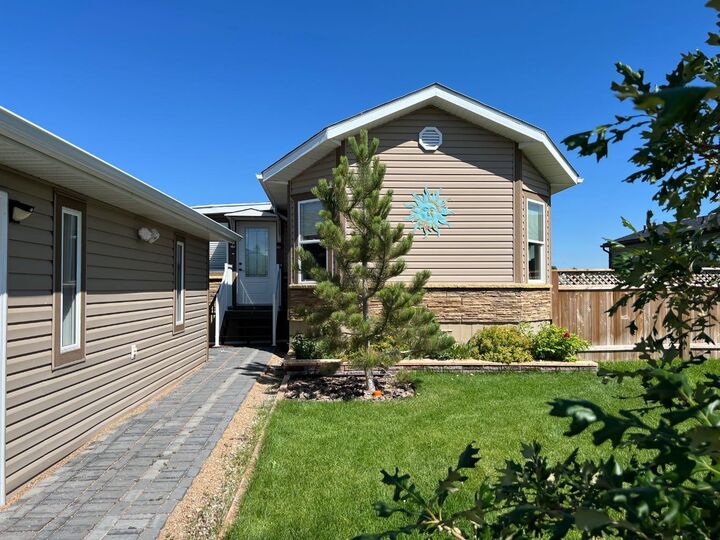 Property Photo:  1011 Summer Street  AB T1M 0C6 