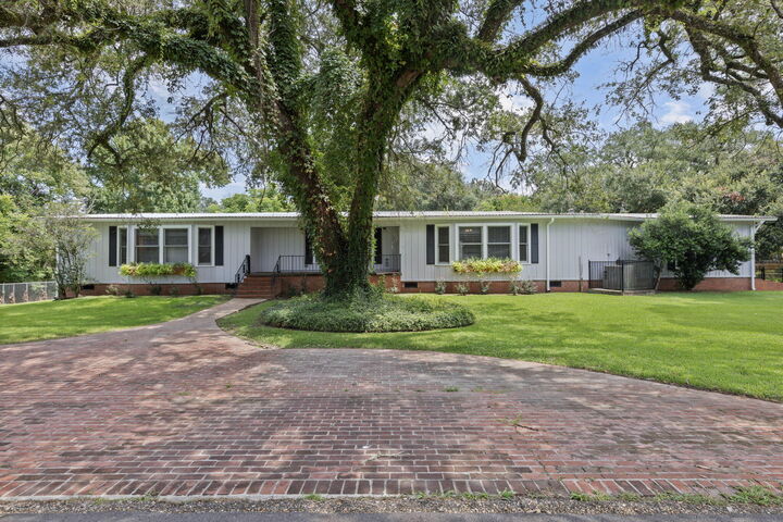 Property Photo: 201 Edgewood Dr LA 70503
