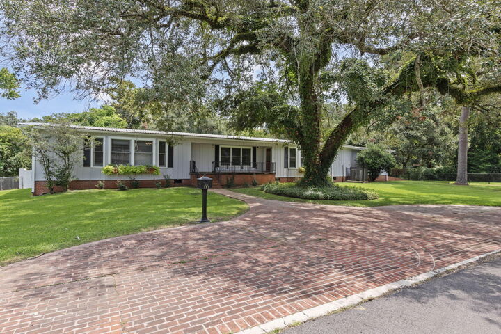 Property Photo:  201 Edgewood Dr  LA 70503 