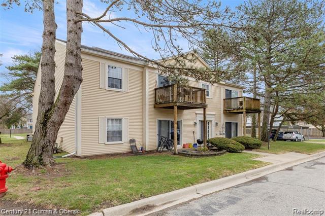 Property Photo:  910 Chestnut Hill Drive  MI 48326 