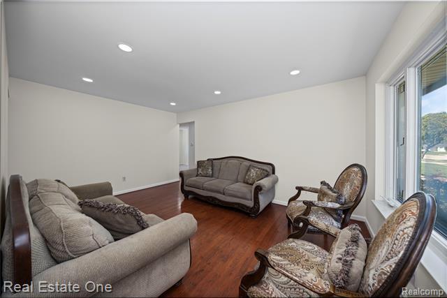 Property Photo: 3528 Hillcrest Drive MI 48092