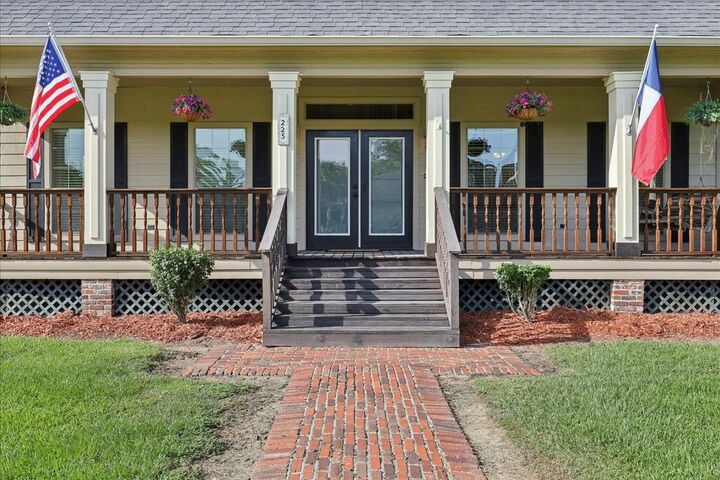 Property Photo: 225 Loch Lomond TX 77611