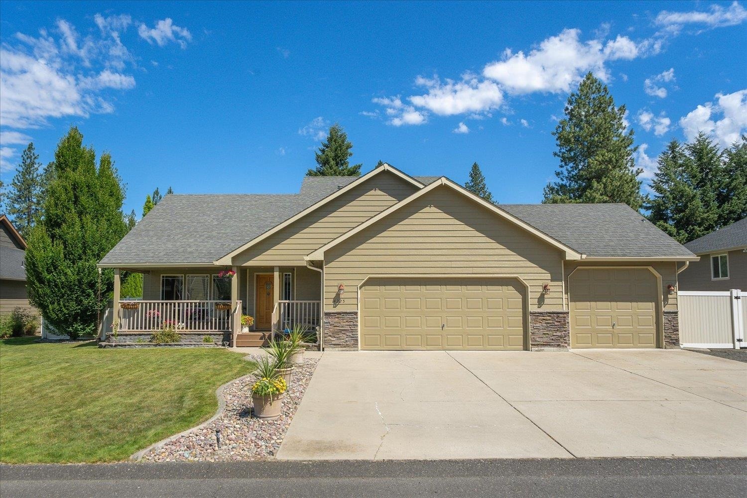 Property Photo:  4225 E Moody Ln  WA 99021 