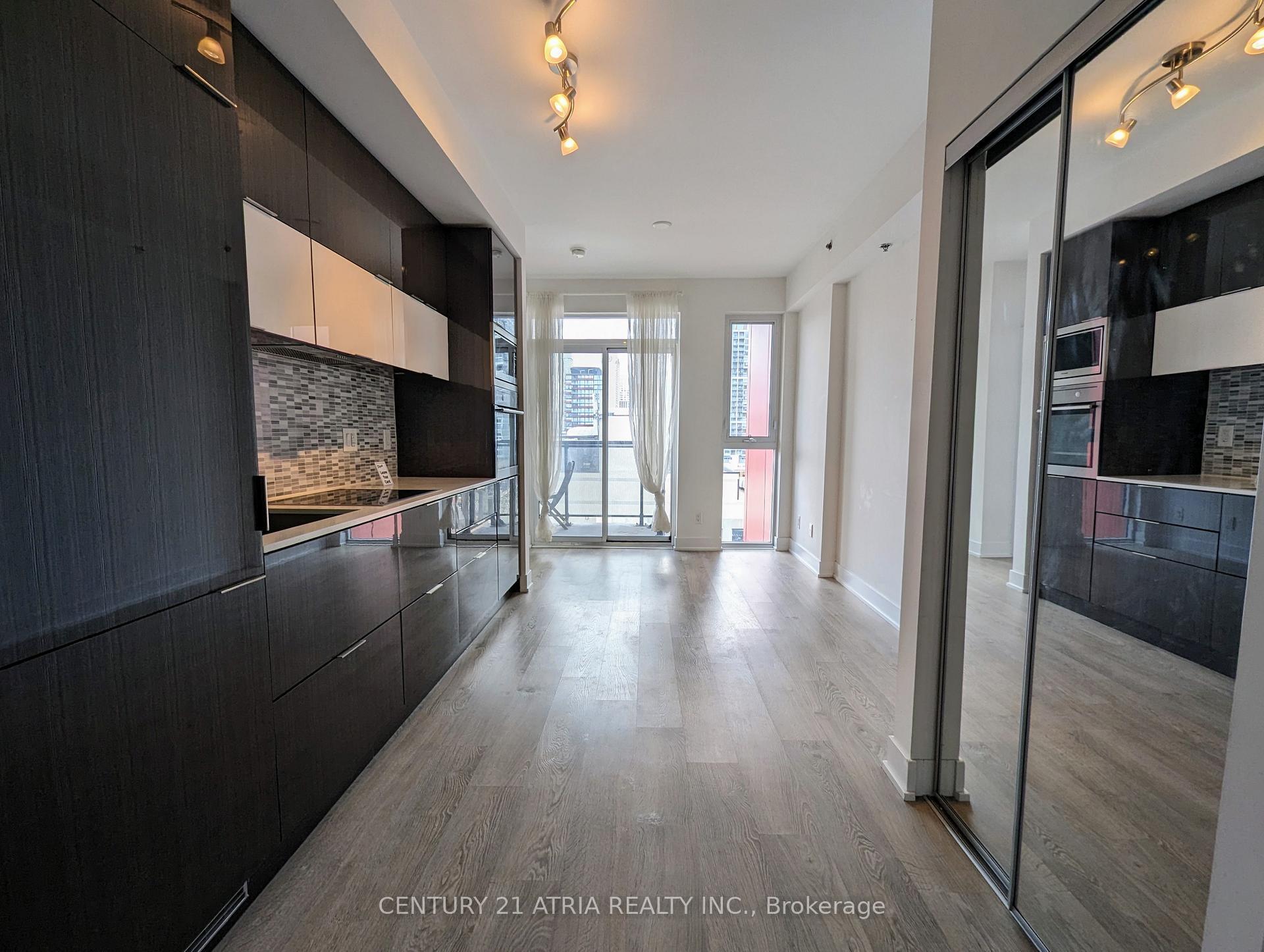 Property Photo: 318 Richmond Street W 1404 ON M5V 0B4