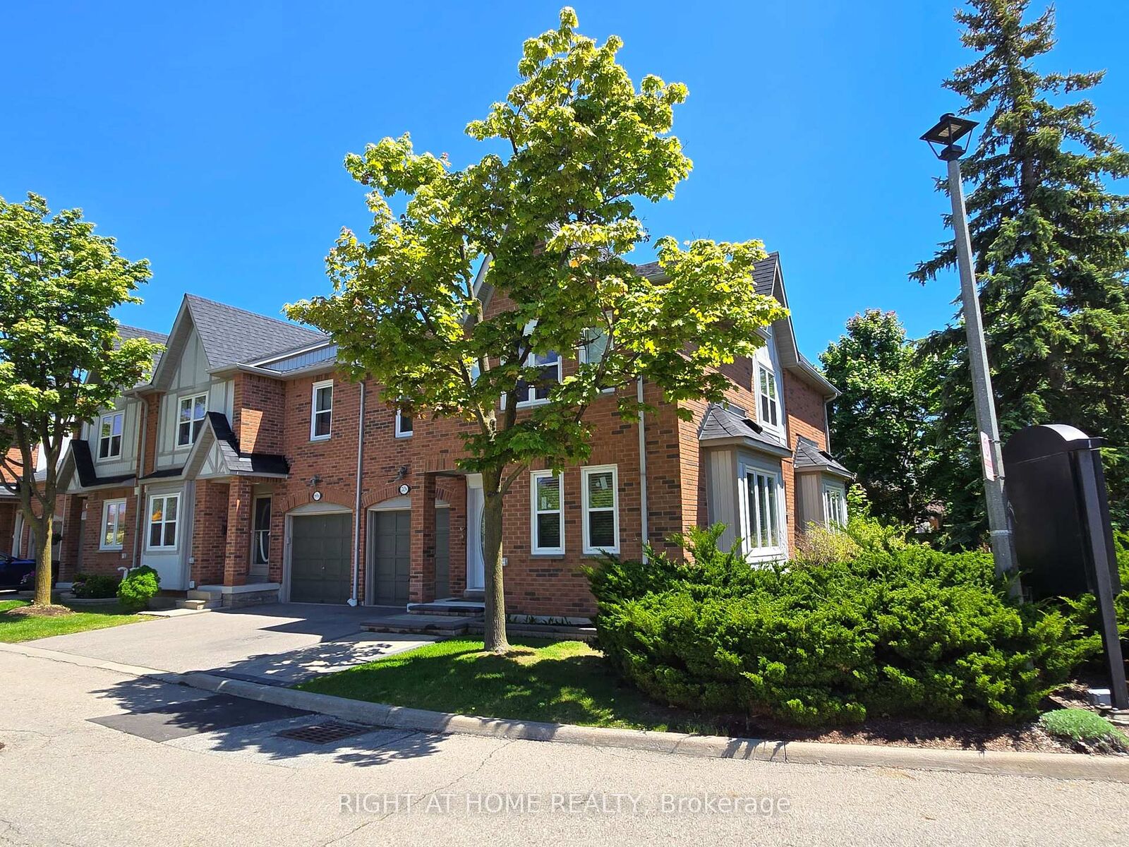 Property Photo:  5865 Dalebrook Crescent 70B  ON L5M 5X1 