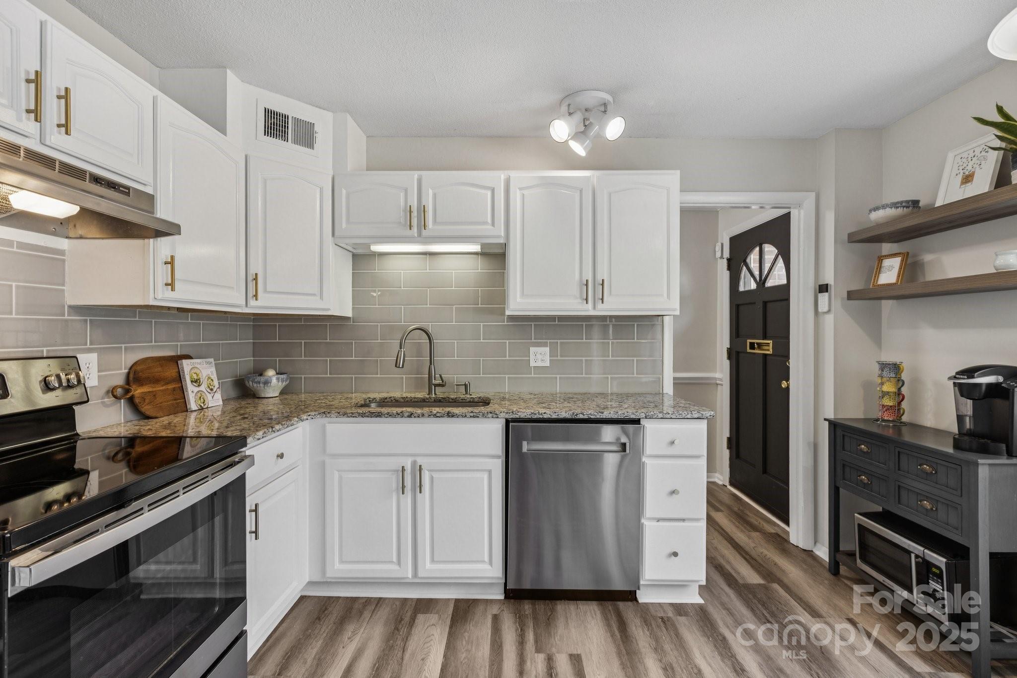 Property Photo: 4605 Hedgemore Drive NC 28209