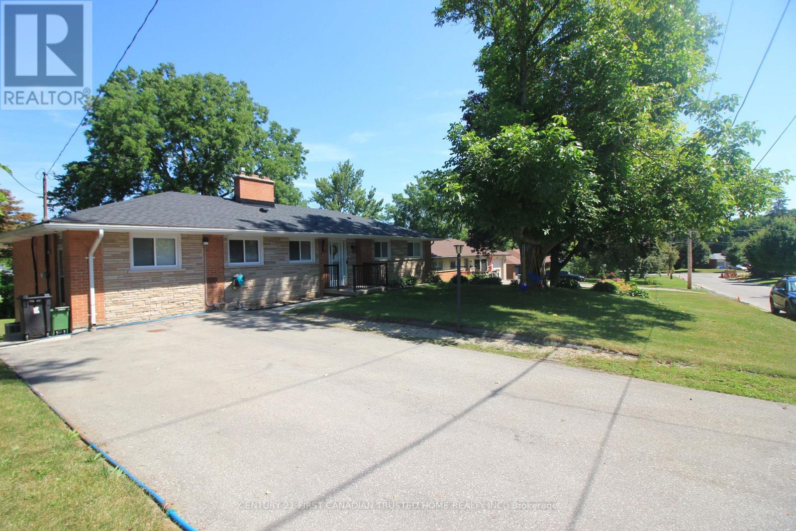 Property Photo:  133 Deer Park Circle West  ON N6H 3B9 