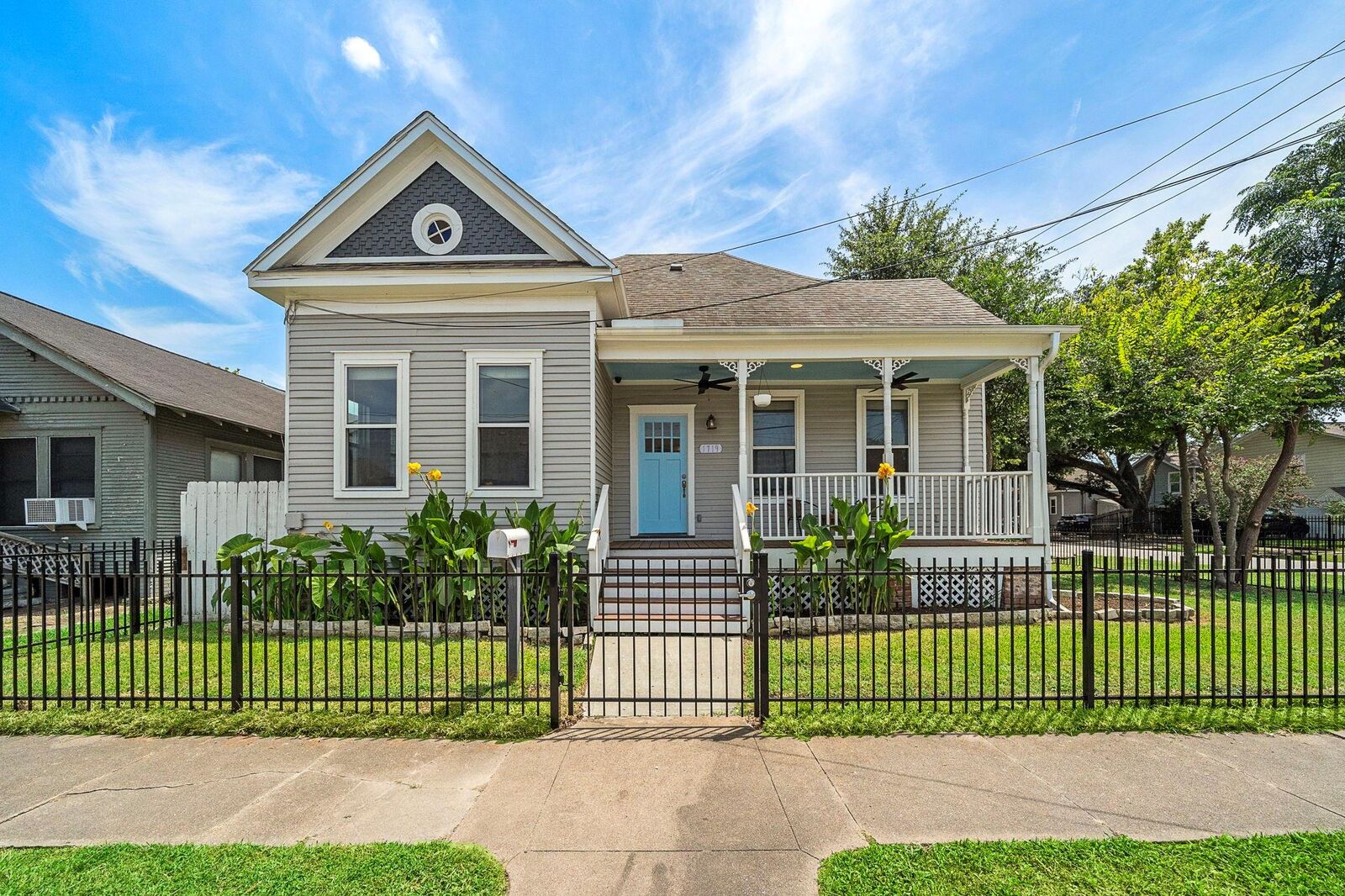Property Photo: 1719 Crockett Street TX 77007