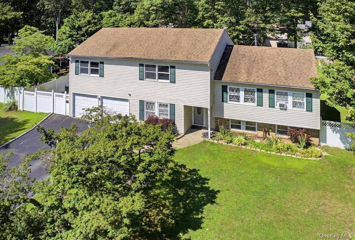 Property Photo:  18 Sugarbush Lane  NY 11727 