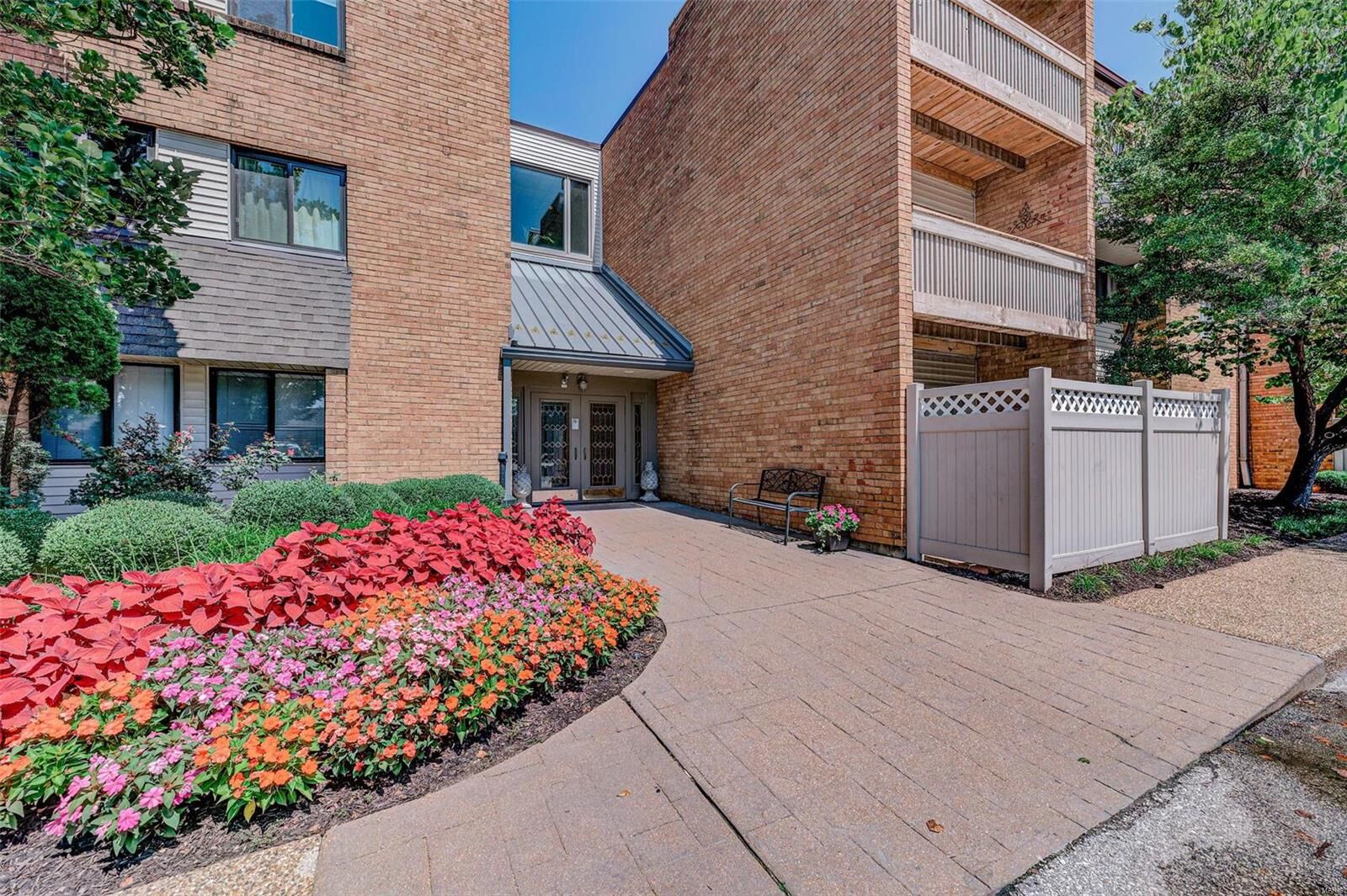 Property Photo: 950 E Rue De La Banque #301 MO 63141